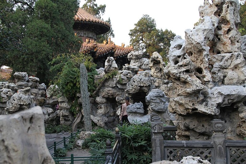 1024px-Beijing-Verbotene_Stadt-Garten-08-gje