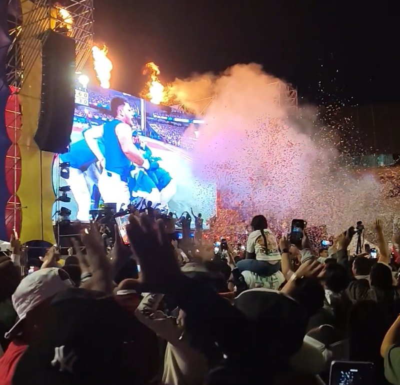 Public Viewing Baseball in Venezuela