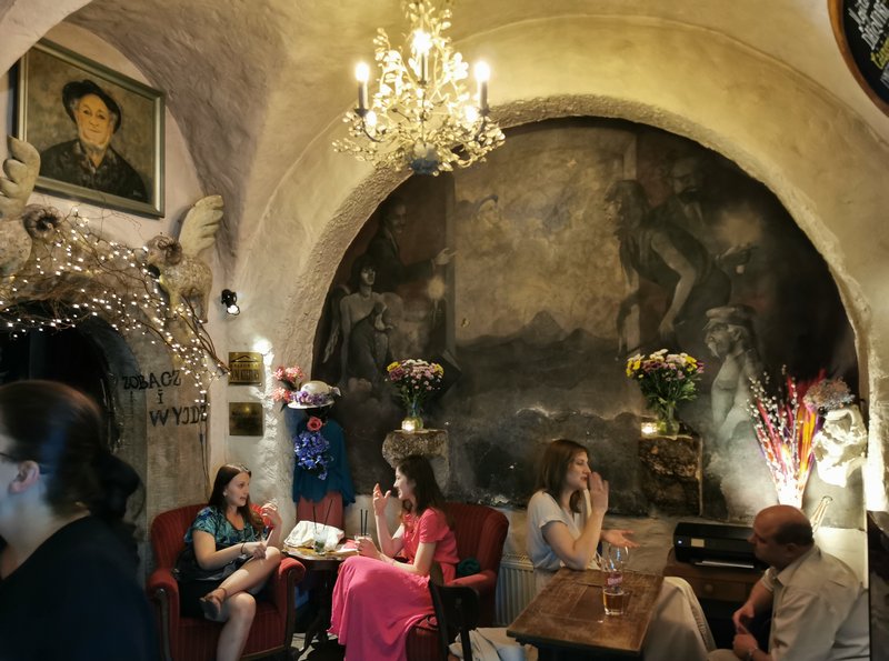 Tables and people in Piwnica pod baranami