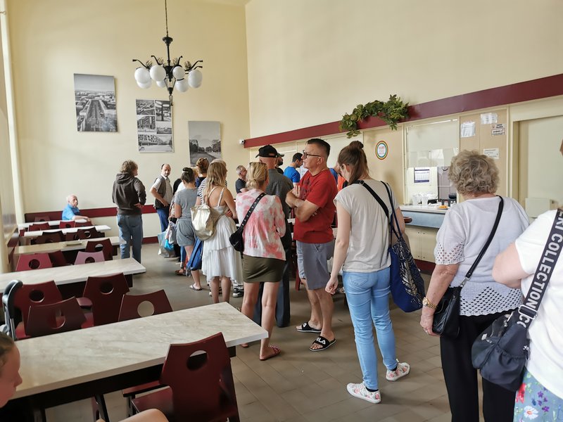 Queuing customers in Bar Mleczny Centralny