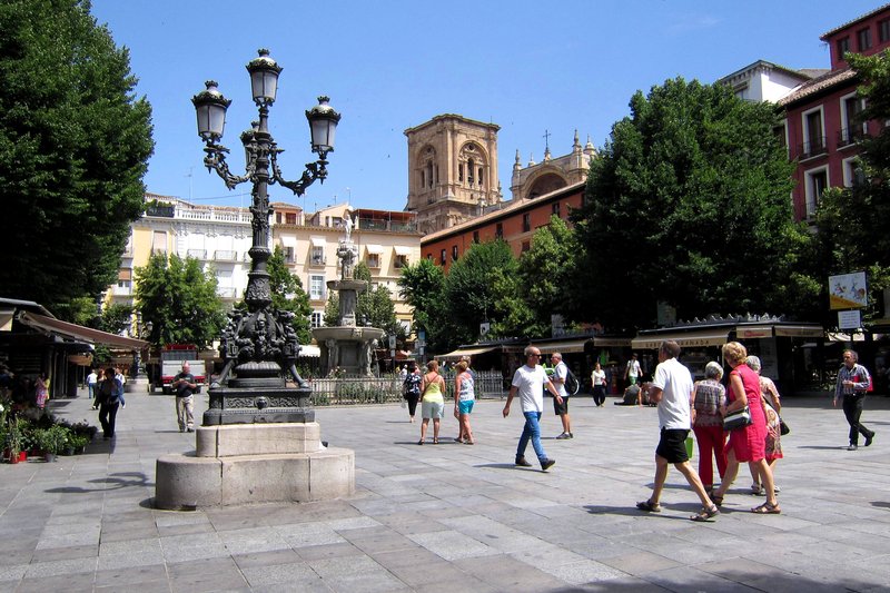 Plaza_de_Bib-Rambla,_Granada_-_panoramio_(1)